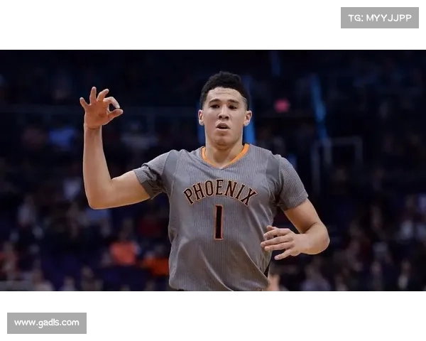 德文·布克与粉丝互动频繁分享生活点滴展现真实自我